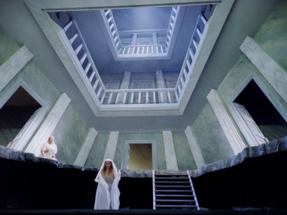 Une Maison prête à l'écroulement; le décor suggestif d'Emmanuelle Favre (photo Christian Dresse/Opéra de Marseille) Une Maison prête à l'écroulement; le décor suggestif d'Emmanuelle Favre (photo Christian Dresse/Opéra de Marseille)