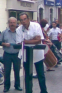 Octobre 2011, inauguration des plaques de rue avec le maire Marc Vuillemot, et le conseiller à la Langue occitane Miquèu Tournan (au micro) (Photo XDR)