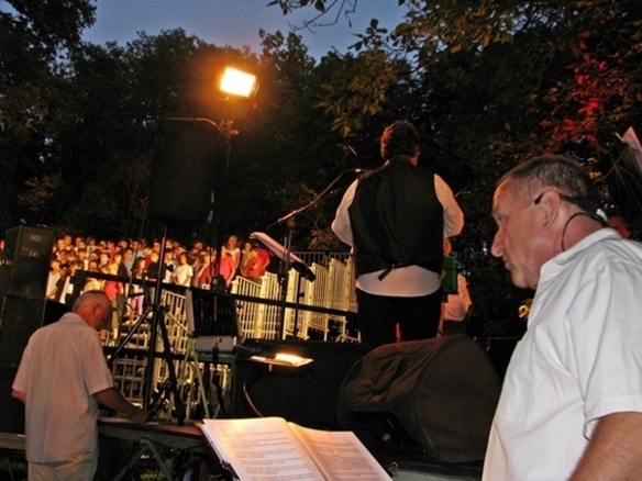 En mai 2009 lors des Cantejadas à Aix-en-Provence, un tour du monde des cultures devant 2000 personnes(photo MN)