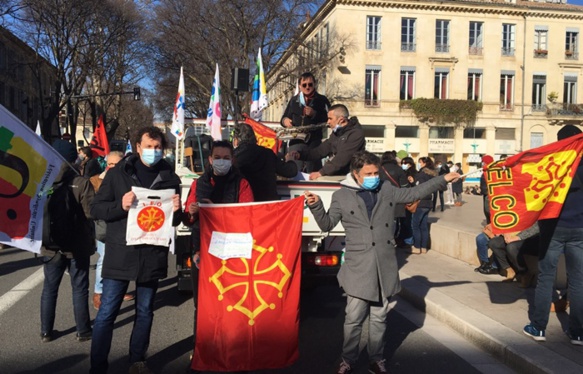 A Nîmes les professeurs d'occitan-langue d'oc manifestaient parmi leurs collègues tout en faisant le possible pour être visibles en tant que tels (photo Matieu Peitavin DR) A Nîmes les professeurs d'occitan-langue d'oc manifestaient parmi leurs collègues tout en faisant le possible pour être visibles en tant que tels (photo Matieu Peitavin DR)