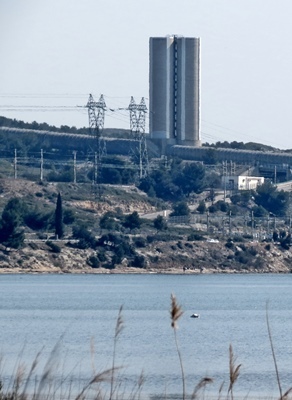 Au débouché de la Durance, EDF rejette l'eau "électrique" dans l'étang de Berre. L'usine ouvre ses portes à l'occasion du débat, ls 29 et 30 mars 2013 (photo MN)
