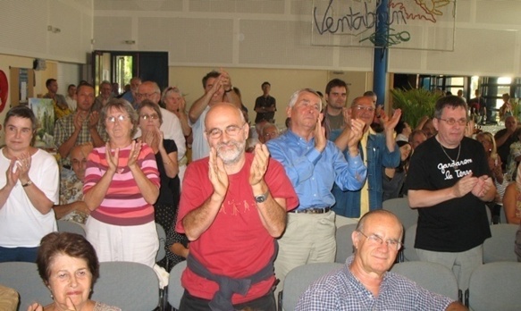 En septembre 2007 Robert Lafont se voit décerner le Grand Prix Littéraire de Provence, à Ventabren (13), par l'intermédiaire de Serge Bec, car l'écrivain qu'on fête est alors hospitalisé (photo MN) En septembre 2007 Robert Lafont se voit décerner le Grand Prix Littéraire de Provence, à Ventabren (13), par l'intermédiaire de Serge Bec, car l'écrivain qu'on fête est alors hospitalisé (photo MN)
