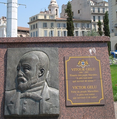 La stèle (ici en 2011) fut posée au Vieux Port après guerre, car la statue érigée en 1891 avait été fondue durant l'Occupation.  (photo MN)