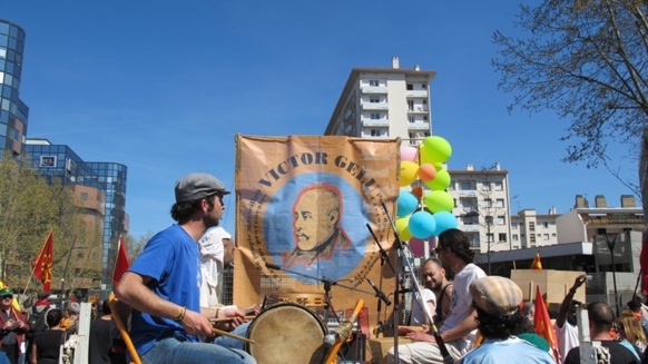 30 mars 2012 dans les rues de Toulouse, l'Ostau dau Païs Marselhés manifeste pour la langue occitane sous le portrait de Victor Gelu (photo MN)