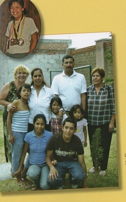 Véra Tur (à gauche) avec une famille d'accueil mexicaine de Puebla (photo XDR)
