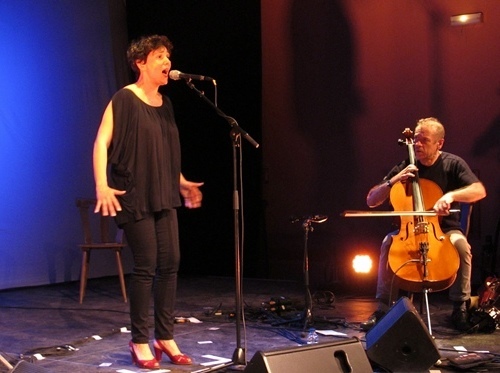 Guylaine Renaud en mai 2012 aux Joutes de Correns, fait décourir ses Béatiho (photo MN)