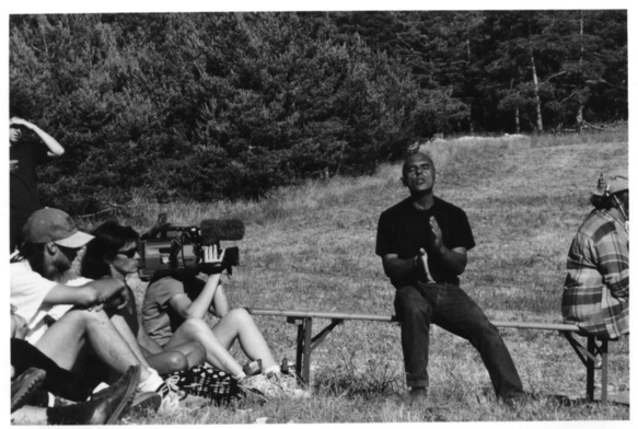 En 2003, Renat Sette chante et conte "Jean des Pierres" sur la Montagne de Lure pour les 50 ans d'Alpes de Lumières (photo MN)