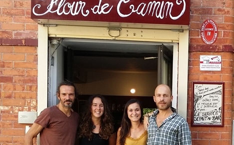 L'artiste, à droite, devant l'épicerie communale de Carnoule, lieu de vie sociale rurale (photo XDR)