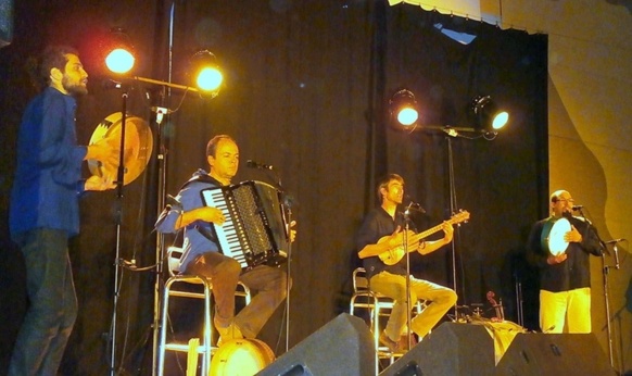 Sur scène Du Bartàs sait soutenir l'enthousiasme du public (photo AC) Sur scène Du Bartàs sait soutenir l'enthousiasme du public (photo AC)