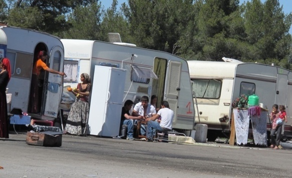 La caravane est une nouveauté pour les Roms, elles ont été glanées auprès d'associations par la mairie de Gardanne pour éviter l'installation d'un village de tôle (photo MN)