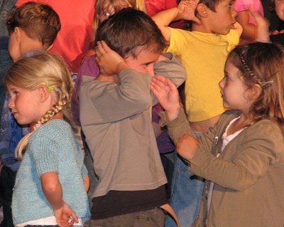 Les enfants eux mêmes ne supportant pas les "couacs" le projet artistique a été suivi et coordonné avec intervenants, maquettes, répétitions...et beaucoup d'emails (Photo MN) Les enfants eux mêmes ne supportant pas les "couacs" le projet artistique a été suivi et coordonné avec intervenants, maquettes, répétitions...et beaucoup d'emails (Photo MN)