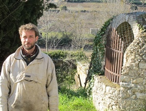 Sébastien Jourde prépare la mise en culture de nouvelles parcelles pour la Commune (photo MN)