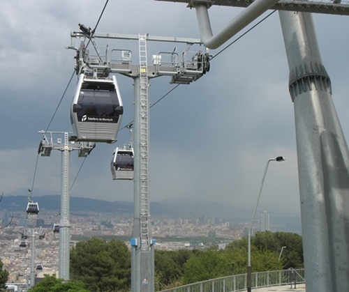 A côté du réseau de bus métropolitains, à Barcelone l'accès aux équipements de la colline de Montjuich (stade olympique, jardin botanique, musées, esplanades, etc.) est assuré par navettes téléphériques, un moyen semble t'il plus économique (photo MN)