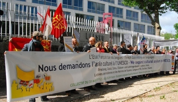 Devant l'Unesco ce 15 mai 2013 (photo XDR) Devant l'Unesco ce 15 mai 2013 (photo XDR)