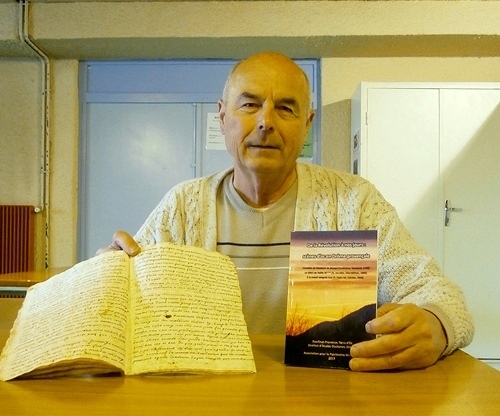 Jean-Claude Rixte, le manuscrit et le livre (photo AC DR)