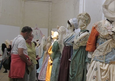 Rester soi même ? Arles valorise le costume traditionnel provençal à l'heure de Marseille Provence 2013  (photo MN) Rester soi même ? Arles valorise le costume traditionnel provençal à l'heure de Marseille Provence 2013  (photo MN)