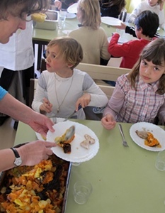 Mirabeau en 2011, les légumes proviennent d'un groupement de paysans locaux, à qui la mairie confie un repas hebdomadaire (photo MN) Mirabeau en 2011, les légumes proviennent d'un groupement de paysans locaux, à qui la mairie confie un repas hebdomadaire (photo MN)