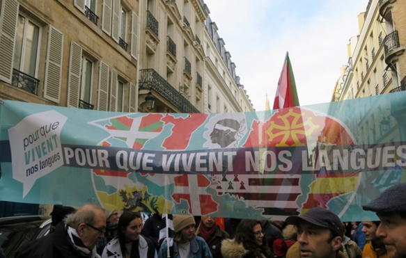 30 novembre 2019, le collectif Pour Que Vivent Nos Langues créé trois mois auparavant réussit son premier rassemblement unitaire à Paris, réunissant les mouvements de tout l'Hexagone (photo MN) 30 novembre 2019, le collectif Pour Que Vivent Nos Langues créé trois mois auparavant réussit son premier rassemblement unitaire à Paris, réunissant les mouvements de tout l'Hexagone (photo MN)