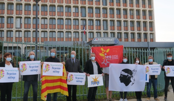 10 octobre 2020, malgré la Covid, plus d'une centaine de rassemblements réclament la loi pour les langues régionales, le mouvement sort de l'ombre. Avec le vote de la loi le 8 avril suivant, l'ensemble de la presse contribuera à élargir sa base. Ici Rectorat d'Aix-Marseille (photo MN)