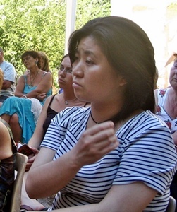 "Je suis née à Tokyo, où l'on est anonyme; et c'est un bonheur de ne pas l'être". A Arles en juillet 2005 pour un débat sur le thème "vivre et travailler au pays" (photo MN)