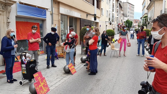 A Gap, prise de parole d'une députée favorable à la Loi Molac (photo FDG DR) A Gap, prise de parole d'une députée favorable à la Loi Molac (photo FDG DR)