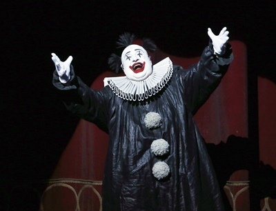 Rigoletto, dirigé par Gianandrea Noseda, mis en scène par une valeur sure revenant, Robert Carsen. Le bouffon du Duc de Mantoue est incapable de changer son point de vue, ça n'aide pas à évoluer (photo Patrick Berger/Artcomart) Rigoletto, dirigé par Gianandrea Noseda, mis en scène par une valeur sure revenant, Robert Carsen. Le bouffon du Duc de Mantoue est incapable de changer son point de vue, ça n'aide pas à évoluer (photo Patrick Berger/Artcomart)