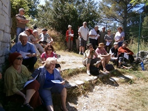 Devant l'Abbaye de Bodon (photo AC)