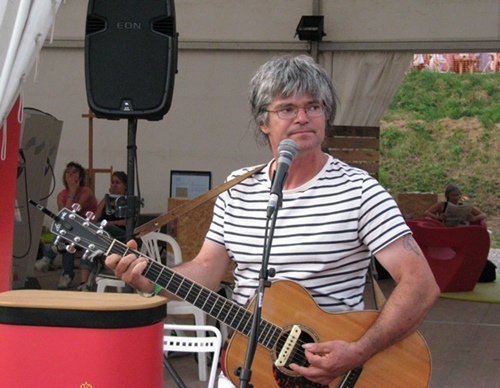 Crestian Bezet, dau Magò d'en Castèu. Les Niçois en visite au stand du Cirdoc (photo PC)