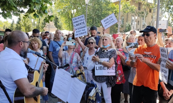 Manifestation contre le pass sanitaire en Provence. L'annonce gouvernementale a mobilisé des gens aux situations et motivations très différentes (photo MN) Manifestation contre le pass sanitaire en Provence. L'annonce gouvernementale a mobilisé des gens aux situations et motivations très différentes (photo MN)