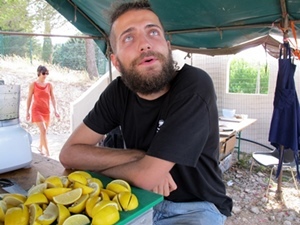 Surprise, Titouan Billon a laissé ses percus à Du Bartàs, le temps du festival le voici aux cuisines. " La fèsta passa tanben per lo cèu de boca!" (photo MN)