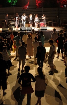 A Orgon, lo Zinzan festivau fai participar totei a tota la cultura d’òc A Orgon, lo Zinzan festivau fai participar totei a tota la cultura d’òc