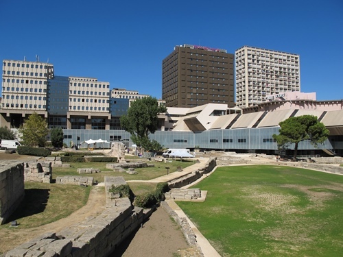 Construit en 1983 au sous sol d'un centre commercial, le Musée d'Histoire de Marseille ouvre sur les anciens docks romains, eux découverts en 1967 (photo MN) Construit en 1983 au sous sol d'un centre commercial, le Musée d'Histoire de Marseille ouvre sur les anciens docks romains, eux découverts en 1967 (photo MN)