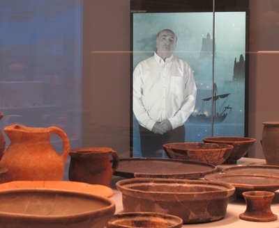 Les poteries d'il y a deux mille ans sont mises sous les lumières apportées par un scientifique du XXIè siècle, via un écran (photo MN)