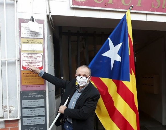 Devant le consulat d'Italie ce matin. Jacme Delmas s'est pointé à l'heure où les gens passent nombreux vers leur lieu de travail, "et plusieurs se sont trouvés intéressés et sont venus discuter" (photo JD DR) Devant le consulat d'Italie ce matin. Jacme Delmas s'est pointé à l'heure où les gens passent nombreux vers leur lieu de travail, "et plusieurs se sont trouvés intéressés et sont venus discuter" (photo JD DR)
