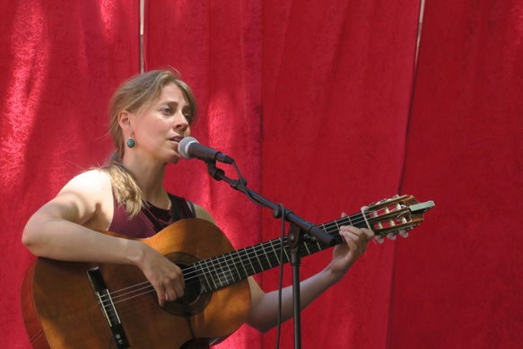 En juillet 2017 le public du festival arlésien Convivència découvre cette mélodiste accomplie, exprimant au mieux la poésie de Max Rouquette (photo MN) En juillet 2017 le public du festival arlésien Convivència découvre cette mélodiste accomplie, exprimant au mieux la poésie de Max Rouquette (photo MN)