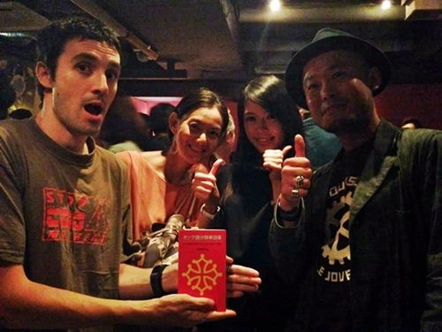Avec les artistes et amis japonais, et avec le dictionnaire occitan-japonais de Naoko Sano ..."il nous a bien servi, et on a jamais eu le sentiment d'être es touristes" (photo MT DR) Avec les artistes et amis japonais, et avec le dictionnaire occitan-japonais de Naoko Sano ..."il nous a bien servi, et on a jamais eu le sentiment d'être es touristes" (photo MT DR)
