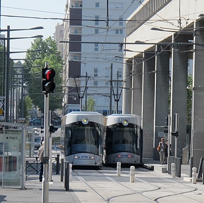 Le tram aboutit au quartier d'affaires. Gayssot le voulait jusqu'au coeur des quartiers nord comme une chance d'égalité dans le développement territorial, ses successeurs ont enterré le projet sous prétexte budgétaire (photo MN)