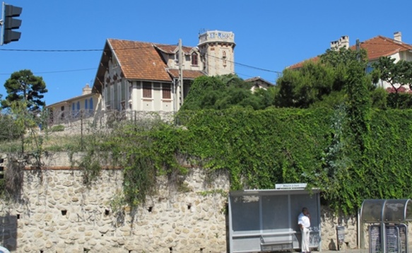 Arrêt de bus du Moulin à Vent (15è arrdt). Attendre ou prendre son auto ? (photo MN) Arrêt de bus du Moulin à Vent (15è arrdt). Attendre ou prendre son auto ? (photo MN)