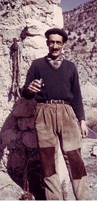 Charles Macari, le pastre qu'on voyait à St-Crespin pour l'amontanhage, parlait tout l'éventail des dialectes occitans des régions traversées. Une mine lexicale en même temps qu'un personnage sensible qui luttait contre sa solitude en interprétant des concerts de sonnailles pour un auditoire de brebis, également enregistré (photo GC) Charles Macari, le pastre qu'on voyait à St-Crespin pour l'amontanhage, parlait tout l'éventail des dialectes occitans des régions traversées. Une mine lexicale en même temps qu'un personnage sensible qui luttait contre sa solitude en interprétant des concerts de sonnailles pour un auditoire de brebis, également enregistré (photo GC)