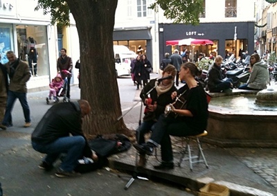 Avant de remplir les salles de concert, Isaya faisait entendre sa country music dans les rues aixoises (photo MN)