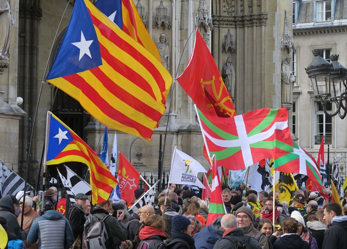 Le Forum s'était impliqué dans la création de Pour Que Vivent Nos Langues, regroupement en France des associations régionalistes.  600 à Paris en novembre 2019, puis jusqu'à 200 000 manifestants au moment de la discussion de la Loi Molac au Parlement (photo MN)