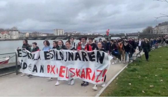 Le défilé précédant la chaîne humaine (photo Seaska DR) Le défilé précédant la chaîne humaine (photo Seaska DR)