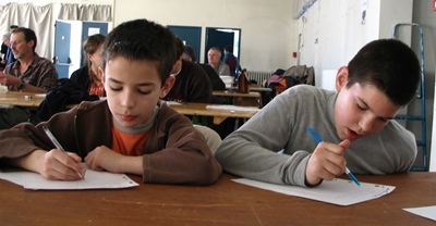 Toujours beaucoup d'écoliers, quand leur maître a préparé la Dictada, et des lots pour chacun après les corrections (photo MN)