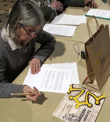 Tricio Dupuy entre un ouvrage sur la langue d'Oc et une évocation de Clovis Hugues, s'essaie à la dictée dans les deux graphies du provençal à Septèmes (photo MN) Tricio Dupuy entre un ouvrage sur la langue d'Oc et une évocation de Clovis Hugues, s'essaie à la dictée dans les deux graphies du provençal à Septèmes (photo MN)