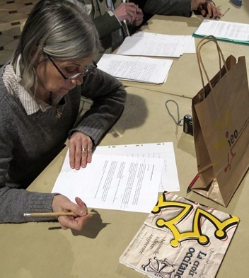 Tricio Dupuy entre un ouvrage sur la langue d'Oc et une évocation de Clovis Hugues, s'essaie à la dictée dans les deux graphies du provençal à Septèmes (photo MN)