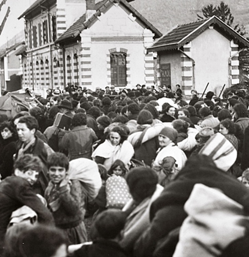 Février 1939 gare de Digne, en deux jours 2300 réfugiés sont accueillis dans l'urgence dans un département de 100 000 habitants. Rien n'est prévu et les maires sont sommés par le préfet d'accueillir un quota de personnes : le rejet ici, la solidarité sans compter là... (fonds archives départementales 04) Février 1939 gare de Digne, en deux jours 2300 réfugiés sont accueillis dans l'urgence dans un département de 100 000 habitants. Rien n'est prévu et les maires sont sommés par le préfet d'accueillir un quota de personnes : le rejet ici, la solidarité sans compter là... (fonds archives départementales 04)