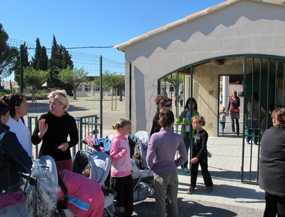 Trois chargés de mission approchent les enseignants, informent les parents, établissent une relation avec l'administration scolaire dans le but de gagner de nouvelles écoles au bilinguisme occitan-français, en Aquitaine et Occitanie. ici site bilingue public à Maillane - Bouches-du-Rhône (photo MN)