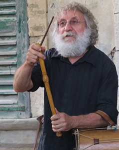 A l'affiche entre autres artistes et groupes de danses, Miquèu Montanaro, musicien humaniste globe trotter (photo MN)