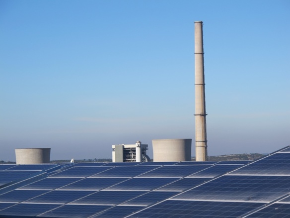 Non loin de la centrale d'Eon, qui consommera du bois, le parc photovoltaïque des Sauvaires contribue à positionner Gardanne comme "ville des énergies renouvelables" (photo MN)