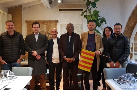 Récente réunion de Prouvenço Nacioun; avec le drapeau en mains Alain Guarino, son président. photo extraite de facebook, DR